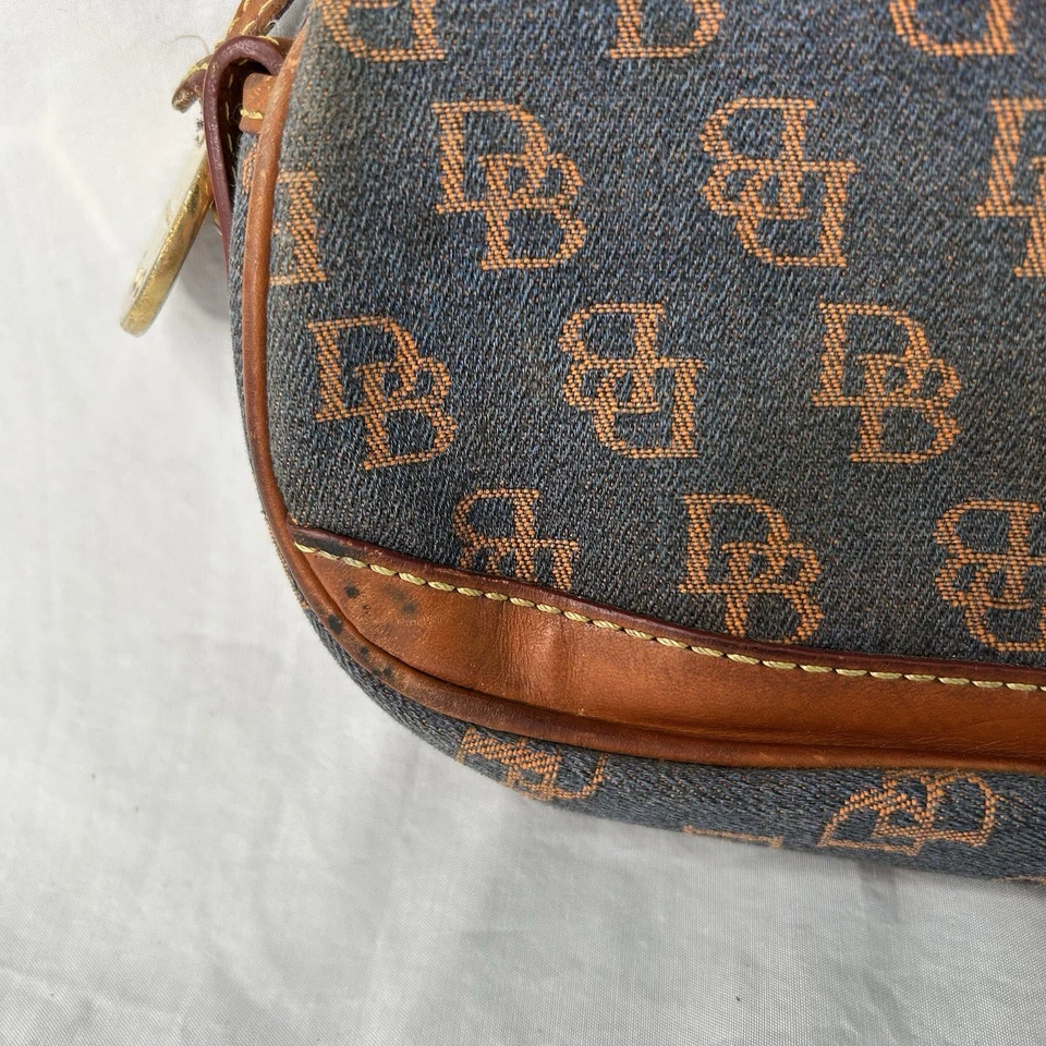 Bolso de hombro pequeño vintage Y2K Dooney and Bourke de mezclilla y cuero *LEER Foto 3 de 4