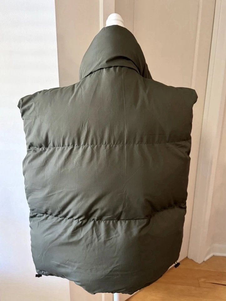 Nuevo con etiquetas Chaleco Brave Soul Olive Puffer XS - Ajuste de gran tamaño, cuello alto, agotado en línea Foto 4 de 4