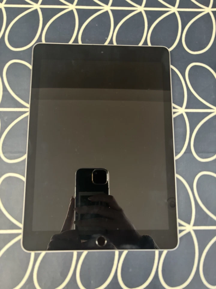 Apple iPad (6th generation) · 64GB · Wi-Fi, photo 1 of 5