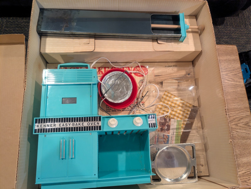 Vintage 1960's Kenner Easy Bake Oven Includes all pieces Popcorn maker Orig Box!