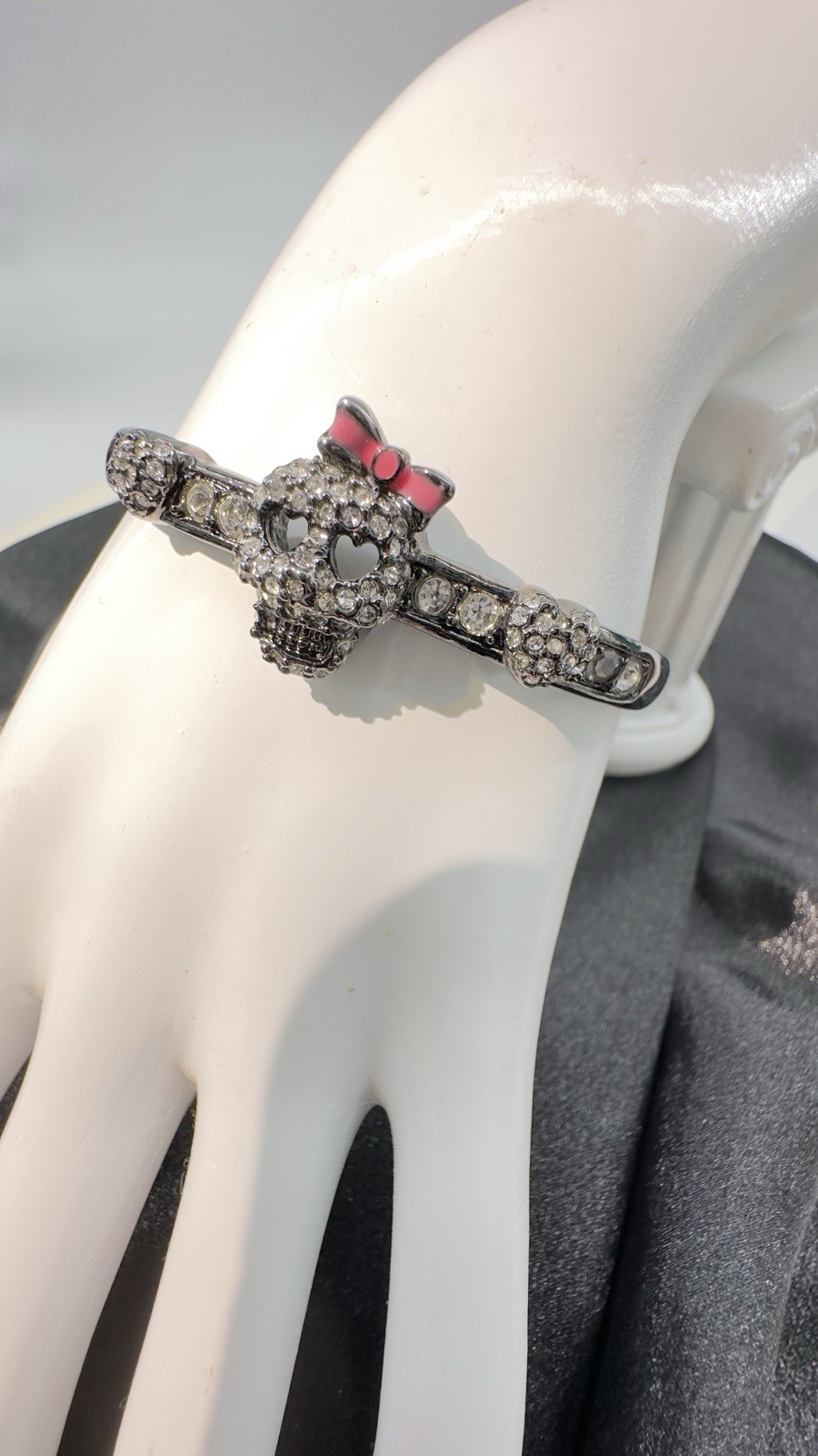Betsey Johnson Skull & Pink Bow Hinged Black Bangle Bracelet 6.75”