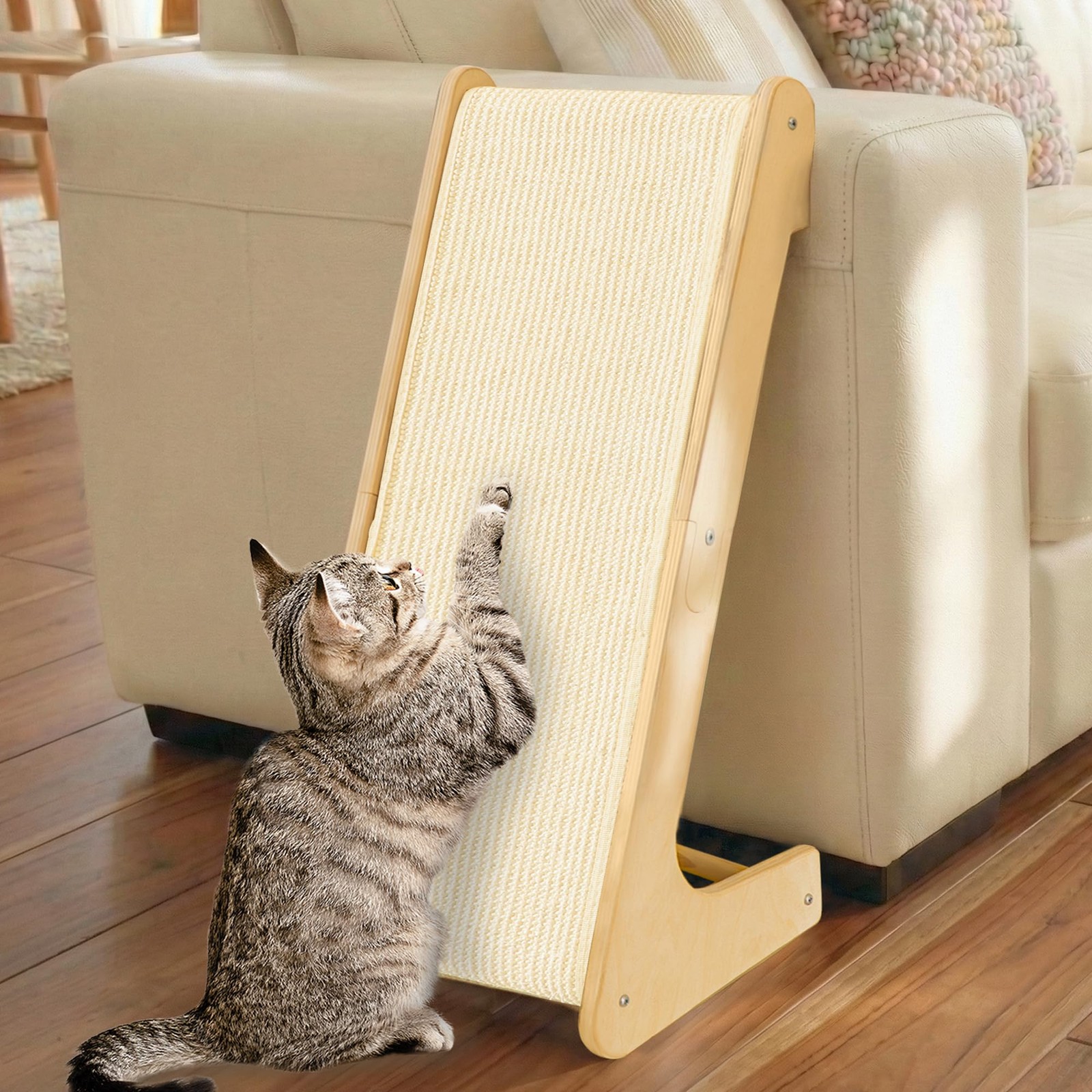 Griffoir pour chat design en L pour salon moderne avec grand arbre à chat en bois