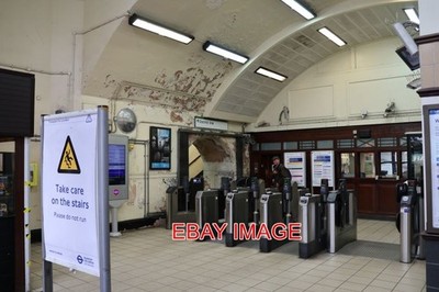 FOTO PUTNEY BRIDGE U-BAHNHOF DIE KASSE UNTER DEM VIADUKTBOGEN