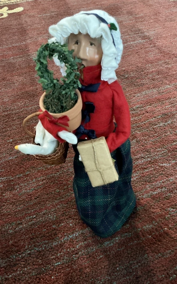 2004 Byers’ Choice THE CAROLERS Grandparent Shopper Lady Carrying Presents 13” - Image 4 of 4