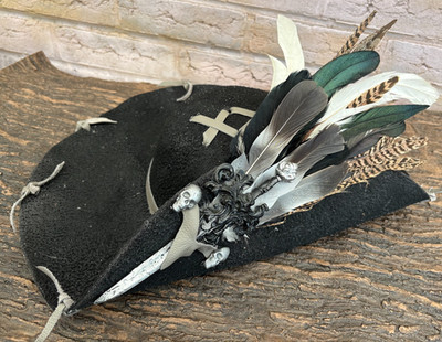 SCHWARZER Distressed Piratenhut Renaissance Federn Musketier 57 cm Lederbesatz 42B