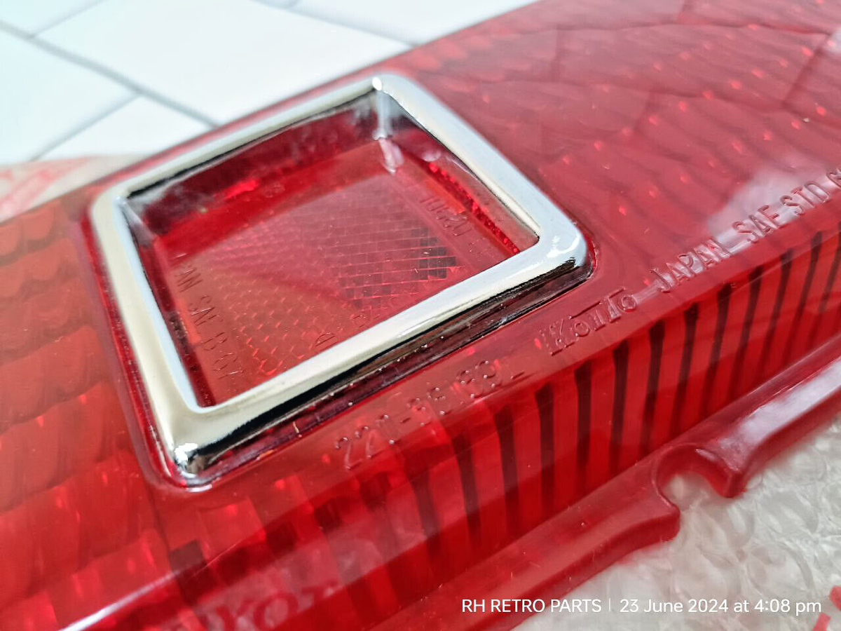 Toyota Corona RT40 43 Rear lens Taillight NOS Japan 220-33189L