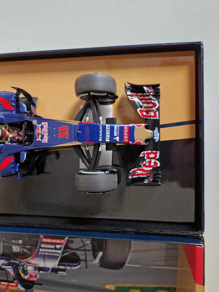 Minichamps 1/18 Toro Rosso STR10 M. Verstappen - 1st F1 Race, Gp Australia 2015 - Immagine 3 di 4