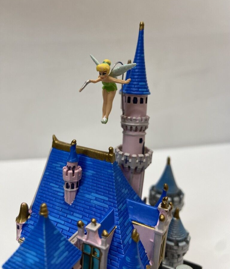 Castle Sleeping Beauty with Tinker Bell… Tinkerbell in flight over Disneyland's Sleeping Beauty Cas… | Flickr