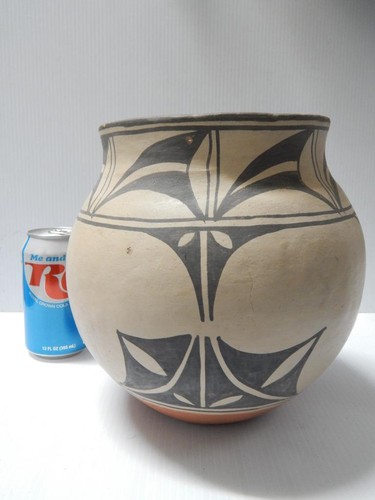 XLRG VINTAGE SANTO DOMINGO INDIAN POTTERY OLLA FORM POT - CONCAVE BASE - XLNT !