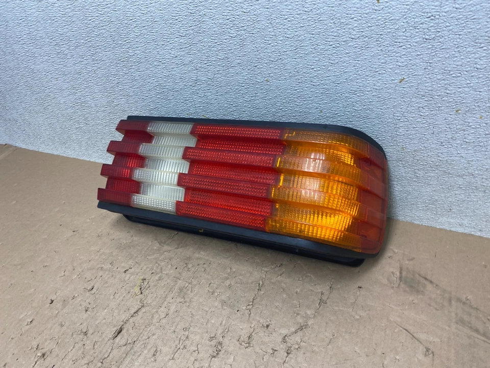 Luz trasera lateral del pasajero derecho Mercedes-Benz W126 1986 a 1991 OEM R6606 DW Foto 2 de 4