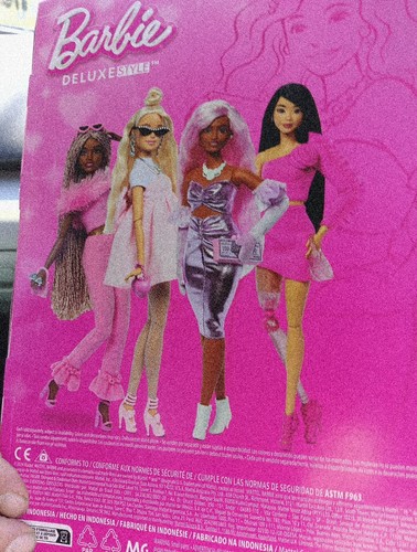 Barbie Estilo Deluxe #1 Muñeca de Moda en Barbiecore Glam Outfit NUEVO - Imagen 2 de 2