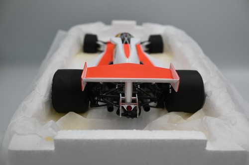 1:18 MINICHAMPS McLaren Ford M23 - James Hunt - World Champion 1976 - Picture 10 of 20