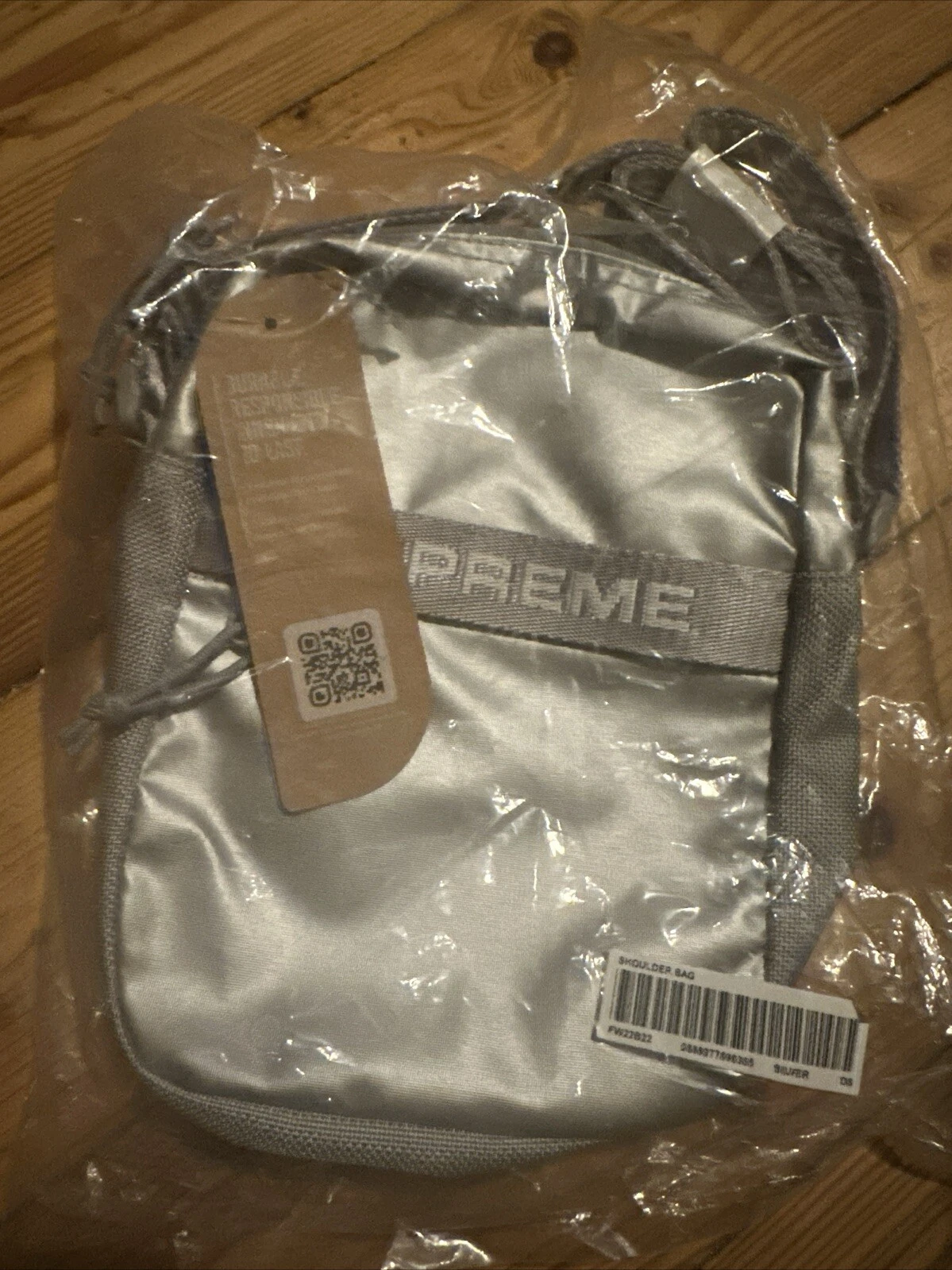 FW22 Supreme Shoulder Bag in Silver Silber