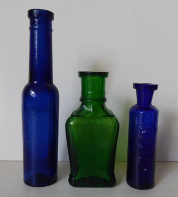 Drei antike Apotheker Gift Mini Glasflaschen, eine INECTO