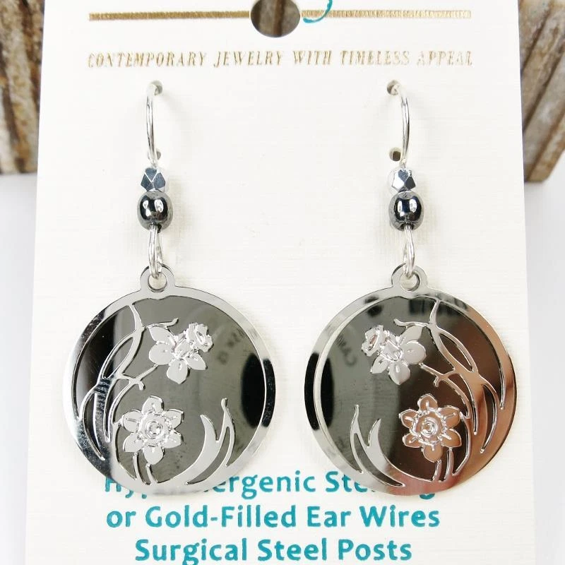 Brincos Adajio preto brilhante disco de hematita brilhante tom prata narciso em círculo - Imagem 2 de 4