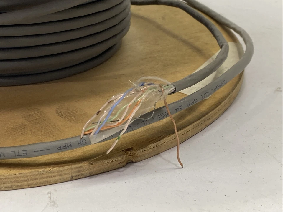 Cable Ethernet Mohawk CDT M55082 Cat5E FT6 gris plenum carrete 4PR/24AWG 60 FT Foto 4 de 4