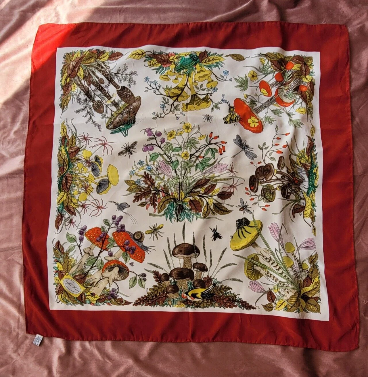 Foulard ancien GUCCI en soie avec imprimé floral champignons Funghi 1967 Accornero