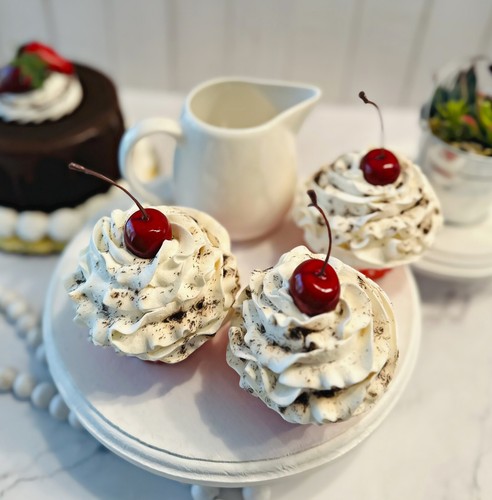 DEZICAKES Falso Cupcake Comida artificial Galletas Crema Cupcake Rojo - Imagen 3 de 9