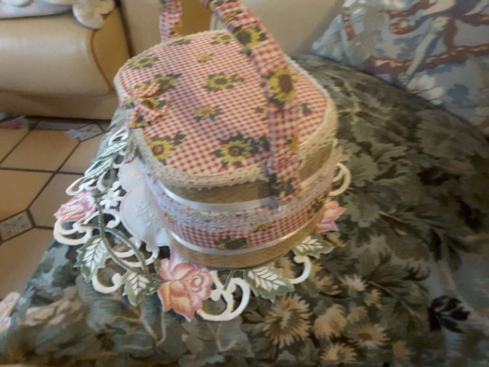 Boite a couture Ancienne et petite poupée en caoutchouc ARI 7cm - Photo 3/4