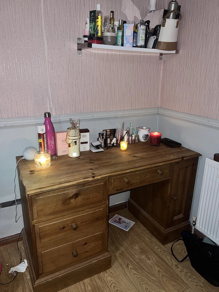 Wooden desk with drawers. used - Image 2 of 4