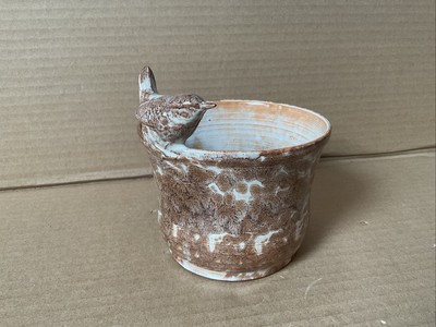 Studiokeramik Vase. Signierte B H braune Glasur 12 cm hoch mit Zaunkönig Vogel am Rand
