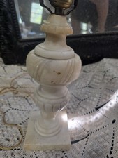 Lámpara de mesa italiana vintage de alabastro urna tallada a mano hecha en Italia mediados de siglo