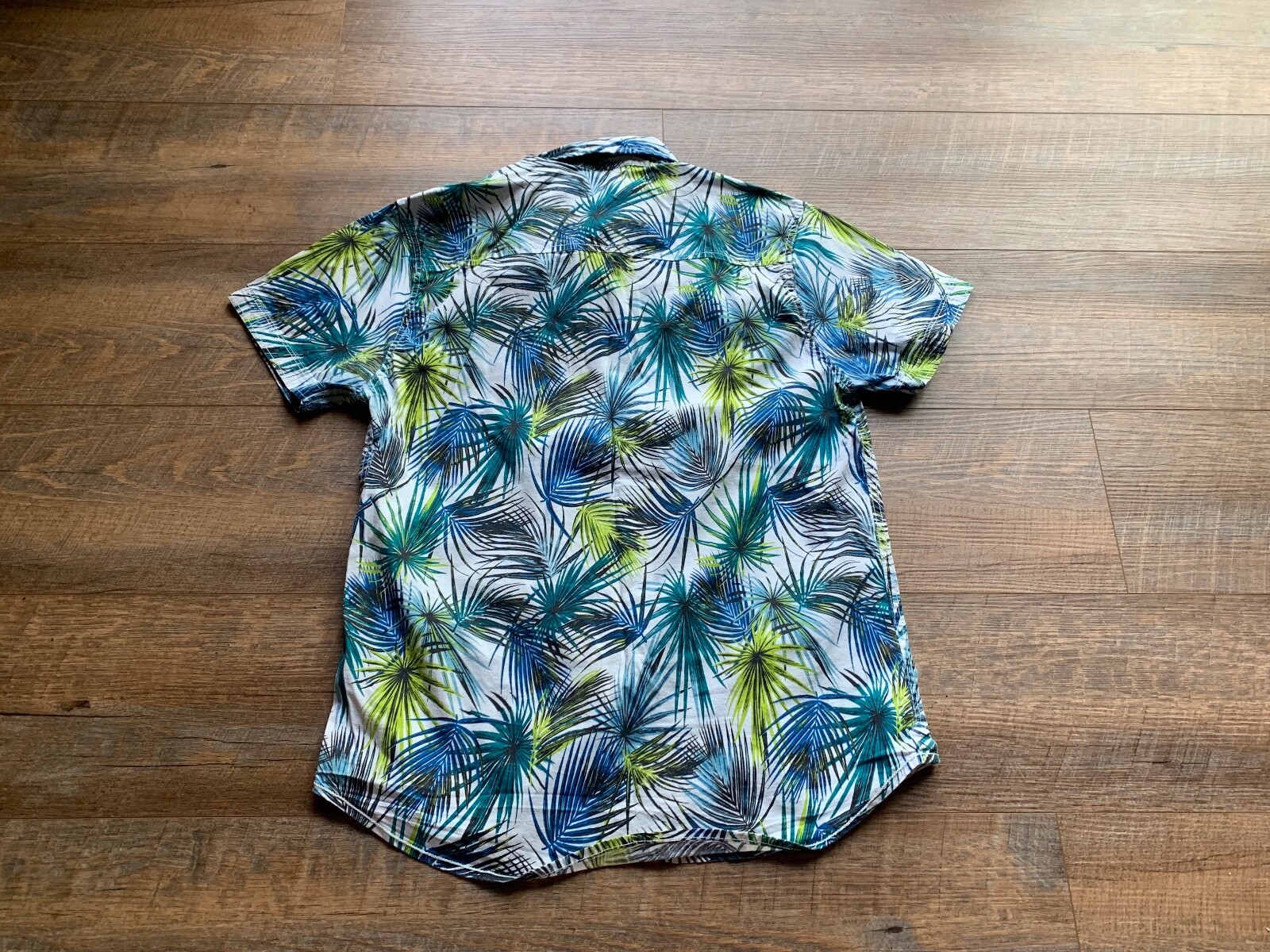 Men's Free Planet Green/Blue Tropical leaves  Button Down Shirt Size Medium