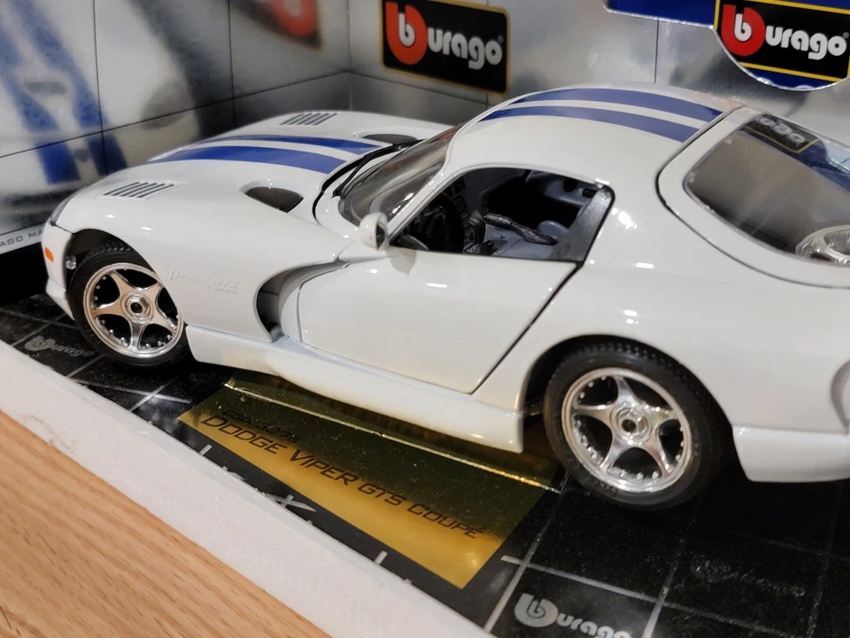 Dodge Viper GTS Burago 1997 cupé 1/18 con caja original/soporte de exhibición Foto 3 de 4