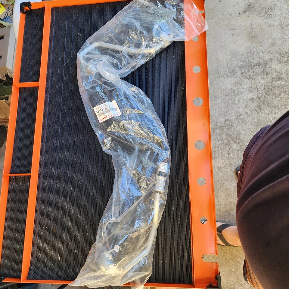 Manguera de descarga genuina Toyota (8870360231) para tu Toyota 4Runner 2010-2021 Foto 3 de 4