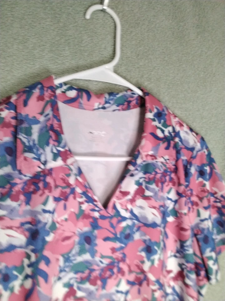 Camisa Polo Jofit Mujer Talla M Rosa Floral Manga Corta Cuello en V Pullover Foto 2 de 4