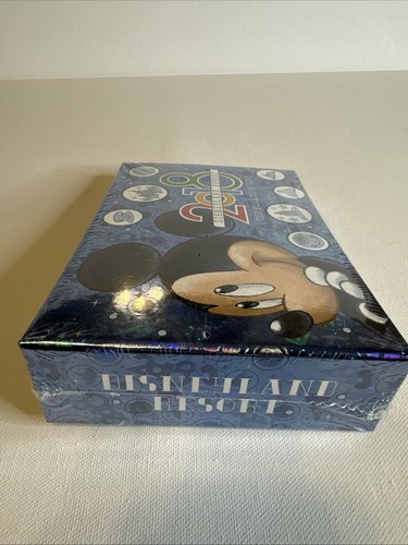 Walt Disney World Parks 2018 Photo Album The Year to be Here Mickey And Friends - Picture 3 of 4