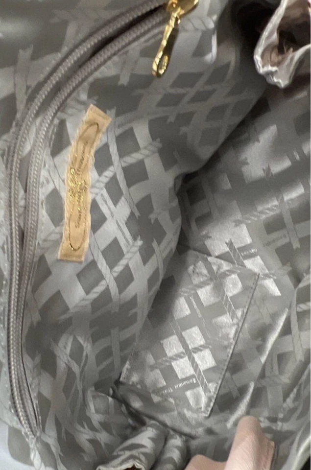 Bolsa Alma Samantha Thavasa rosa pêssego com berloques dourados do Japão - Imagem 3 de 4