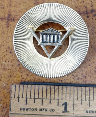Vintage Gold Tone PIN BROOCH   Value Line Research Center Wall Street