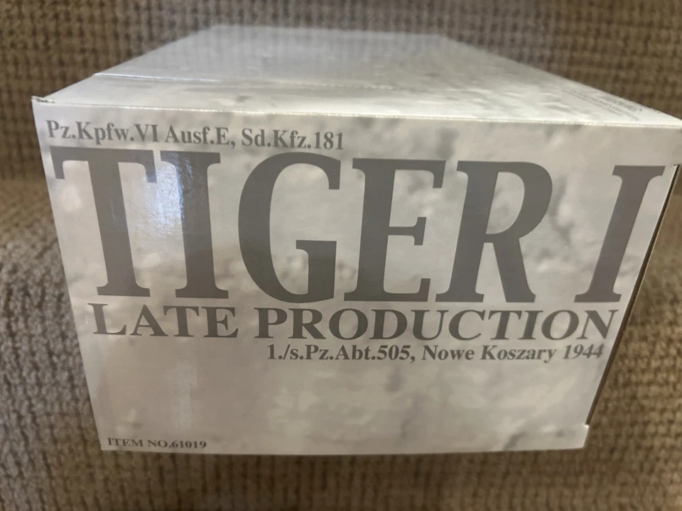 Dragon Armor 1:35 Tiger I Late Production Pz.Abt. 505, Nowe Koszary '44 No 61019 - Image 4 of 4