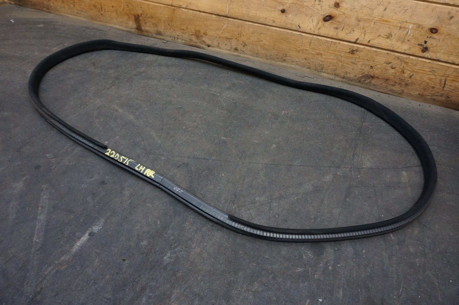 Rear Left or Right Door Weather Stripping Seal 3Y5867367B Bentley Mulsanne 10-20