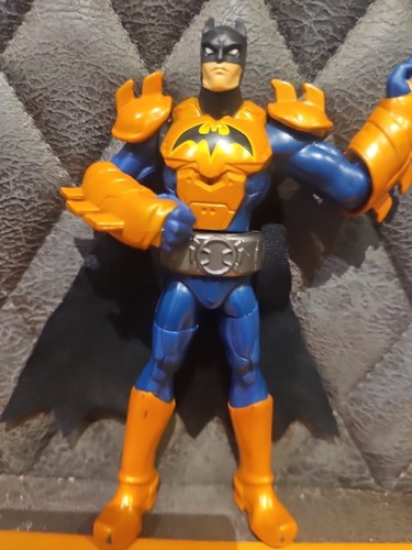 (100) 2011 DC Comics Batman Karate chop figure (Mattel) - Picture 3 of 7