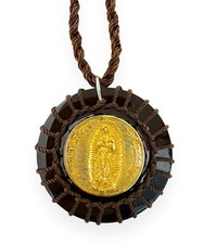 Collar Escapulario Redondo Marrón Madera Nuestra Señora de Guadalupe Chapado en Oro Dije