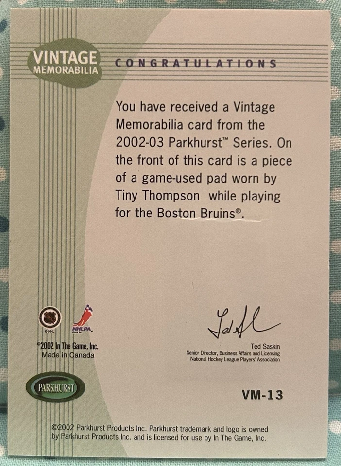 Tiny Thompson 2002-03 In The Game Parkhurst Vintage Memorabilia Pad Reliquia Boston Foto 2 de 2