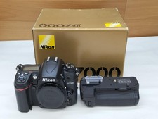 Nikon D7000 fotocamera reflex digitale con impugnatura MB-D11 16,2 MP APS-C CMOS usata