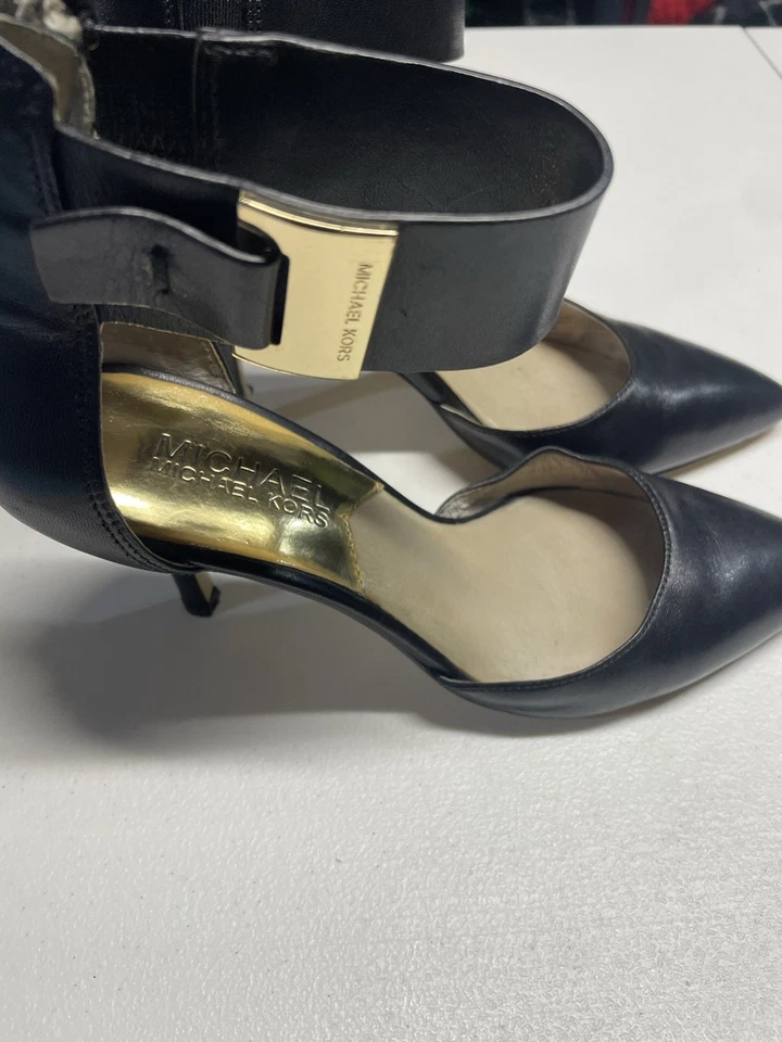 Tacones Michael Kors negros con detalles dorados talla 5M Foto 2 de 4