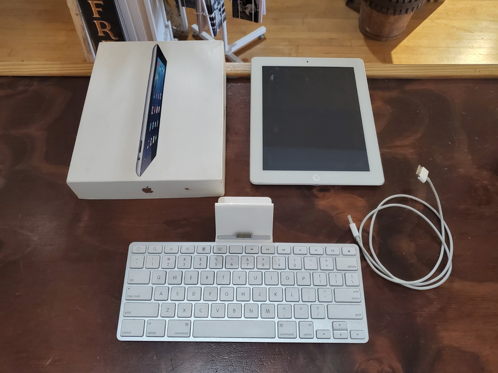 ipad 16gb With Keyboard Stand-image