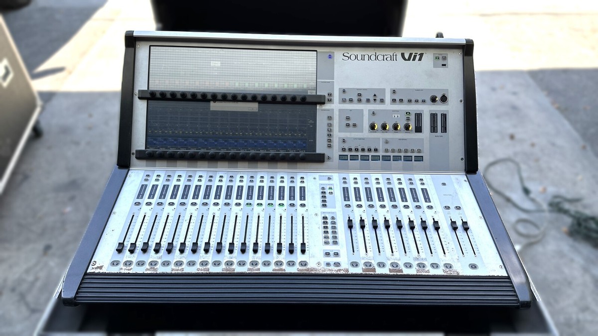 Soundcraft Vi1 Digital 32 Channel Live Sound Console Mixer W/Case