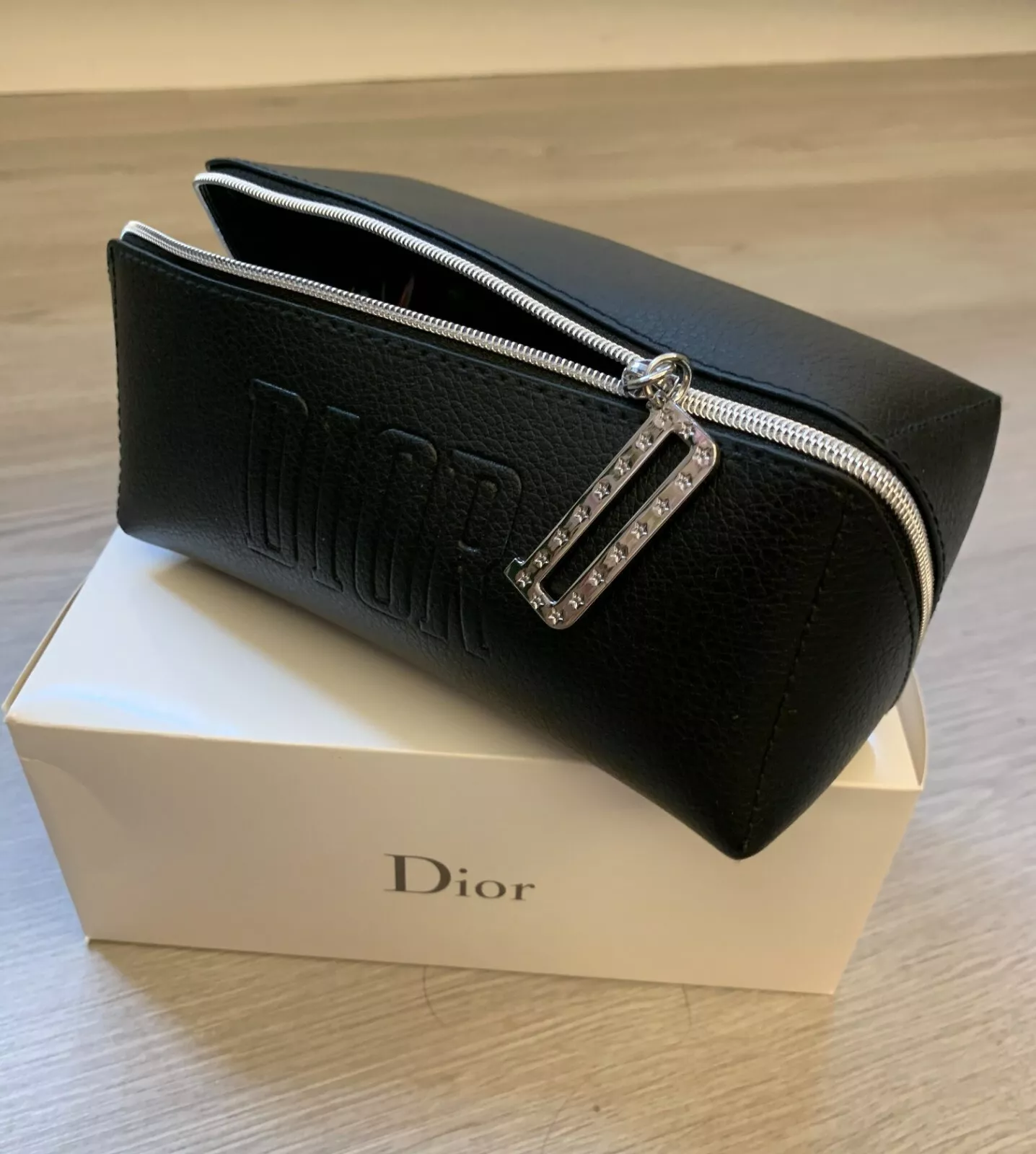 Sac de maquillage noir Dior Beauty élégant cône carré avec charme D