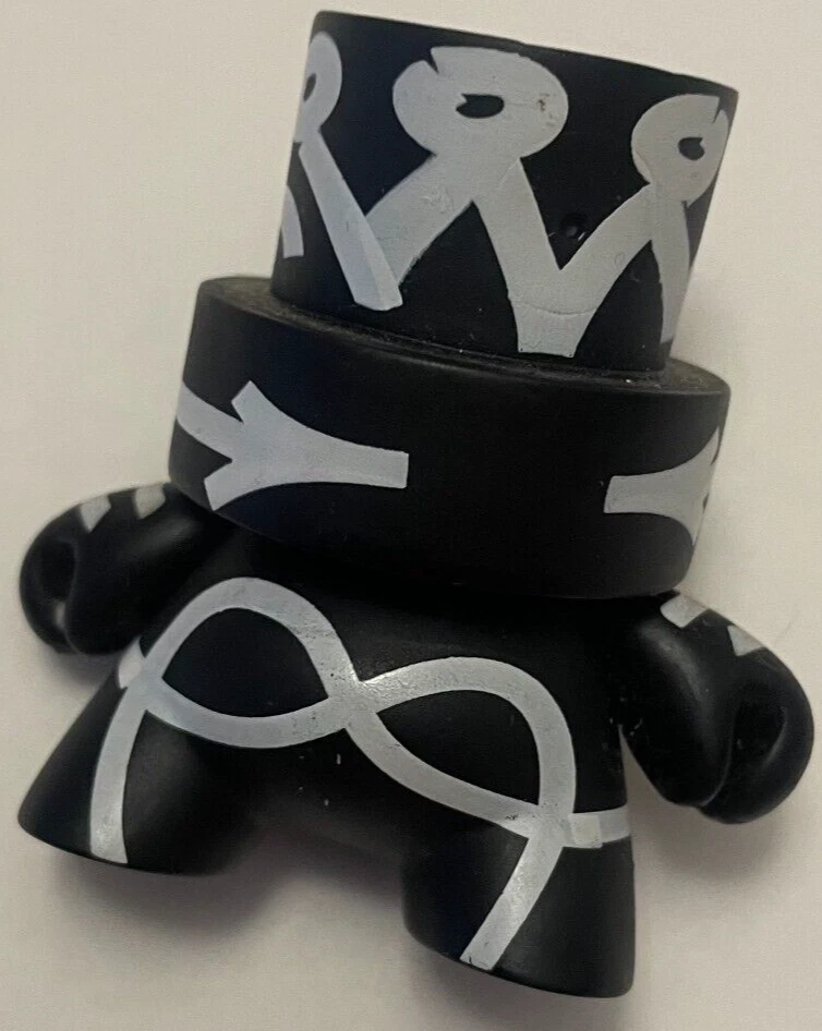 Figura Vinilo Kidrobot FatCap Serie 2 Mad Arrow King Tapa Negra Foto 3 de 3