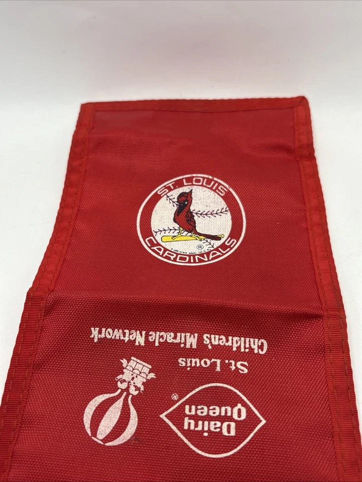 Cartera plegable de nailon roja de colección de los Cardenales de San Luis para niños Miracle Network años 80 Foto 2 de 4