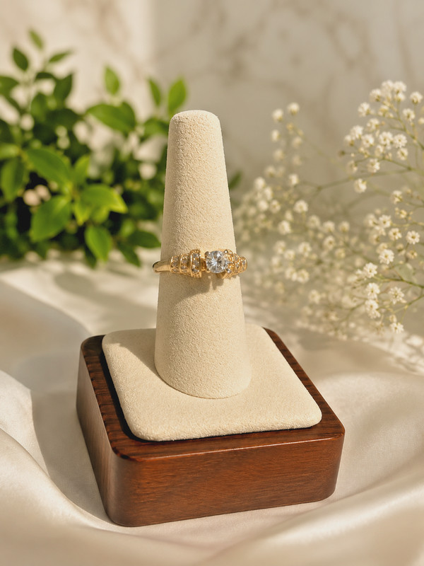 18KT Gold Diamond Ring Size 7.5 6.34g Round Diamond Estate Fine Jewelry