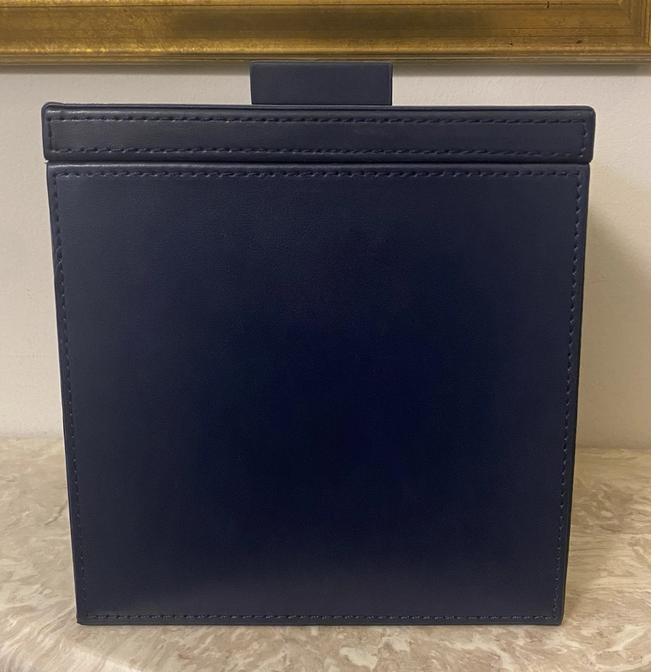 Cubo de Hielo con Tapa Azul Marino Imitación Cuero Cubo Habitación 360 London Hotel Edition Foto 3 de 4