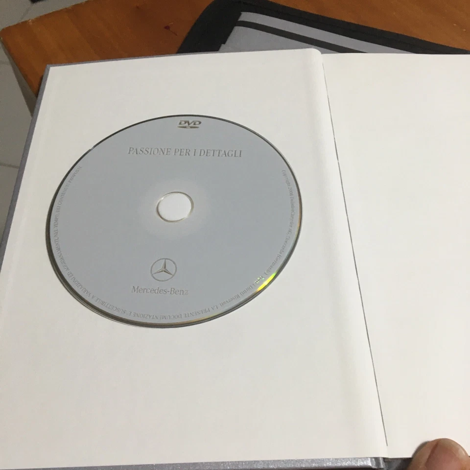 MERCEDES - BENZ CARTELLINA PORTADOCUMENTI "UN ULTIMO DETTAGLIO" con CD 2007 - Immagine 4 di 4
