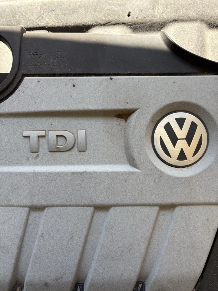 Volkswagen Jetta 2009-2014, Golf, Sportwagen Station 2,0 L TDI cubierta del motor OEM Foto 2 de 3