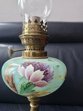 Ancienne lampe à pétrole en opaline verte émaillée - Décoration